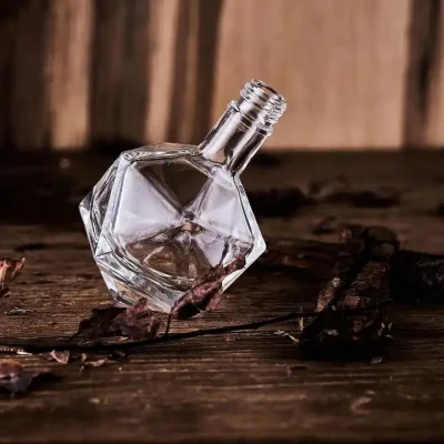 Alta qualità Made in China Bottiglia di whisky da 500 ml a forma di farfalla Bottiglia di vetro di liquore Bottiglia di vetro di liquore da 500 ml 700 ml 750 ml Personalizzazione di diverse forme Bottiglia di cristallo di whisky